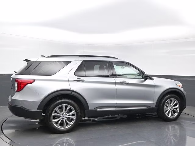 2023 Silver Metallic Ford Explorer XLT 4X4 SUV