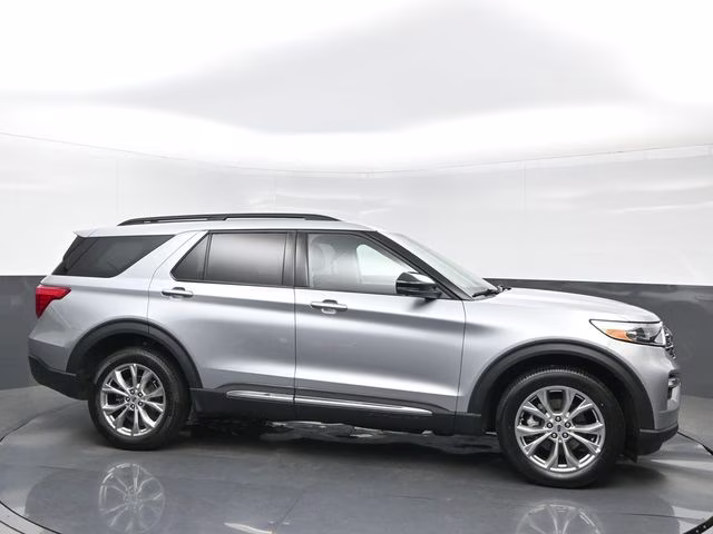 2023 Silver Metallic Ford Explorer XLT 4X4 SUV