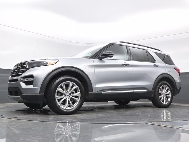 2023 Silver Metallic Ford Explorer XLT 4X4 SUV