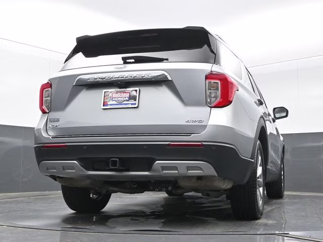 2023 Silver Metallic Ford Explorer XLT 4X4 SUV