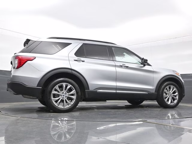 2023 Silver Metallic Ford Explorer XLT 4X4 SUV