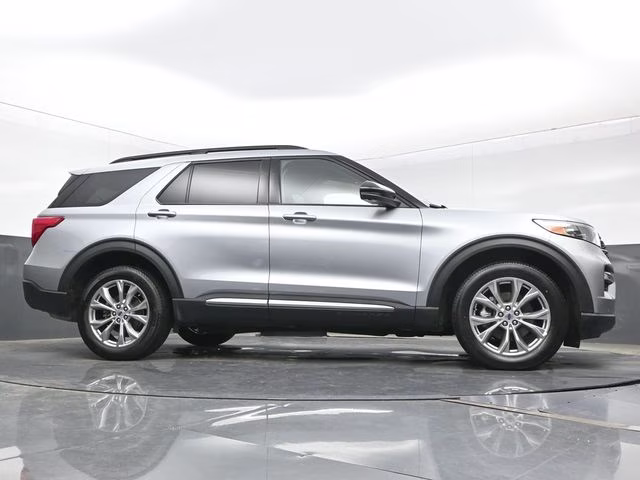 2023 Silver Metallic Ford Explorer XLT 4X4 SUV