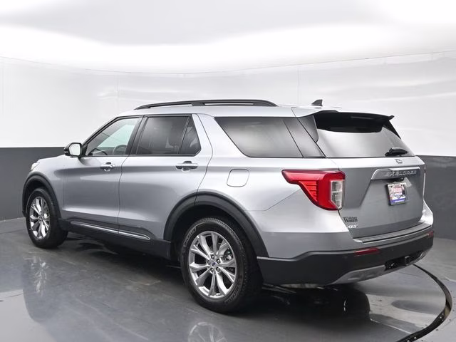 2023 Silver Metallic Ford Explorer XLT 4X4 SUV