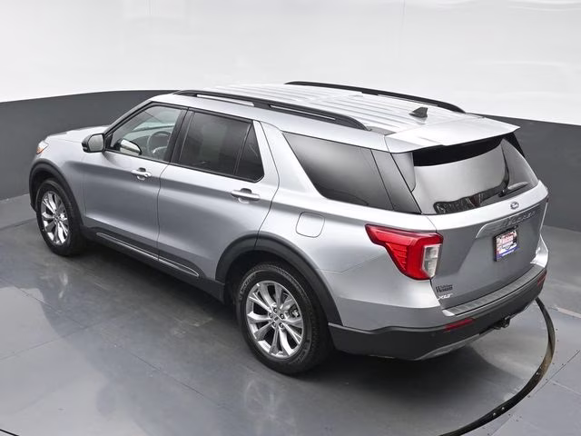 2023 Silver Metallic Ford Explorer XLT 4X4 SUV