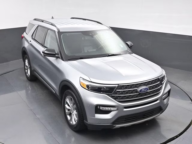 2023 Silver Metallic Ford Explorer XLT 4X4 SUV