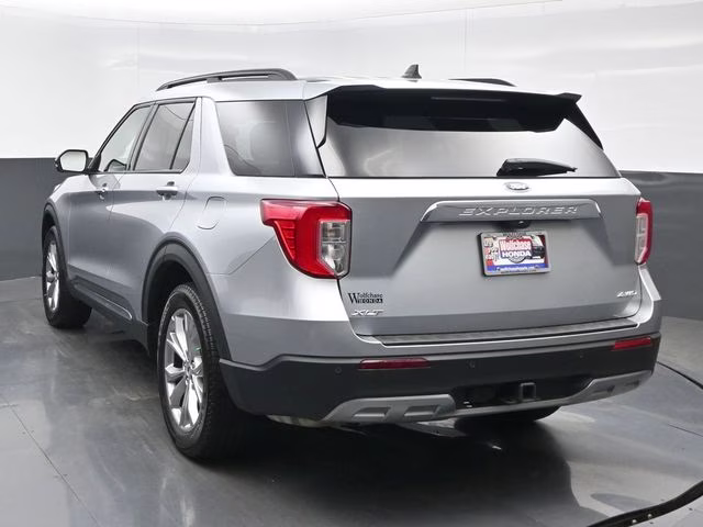 2023 Silver Metallic Ford Explorer XLT 4X4 SUV