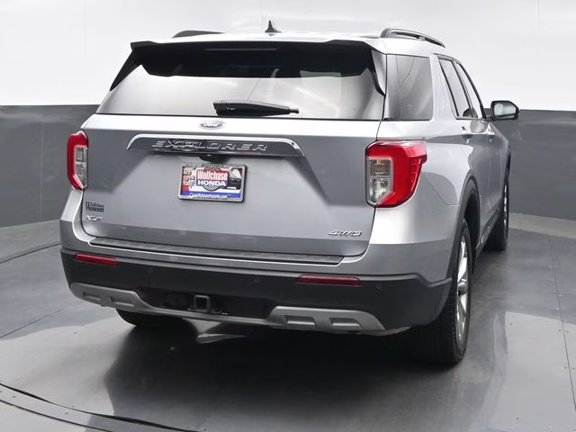 2023 Silver Metallic Ford Explorer XLT 4X4 SUV