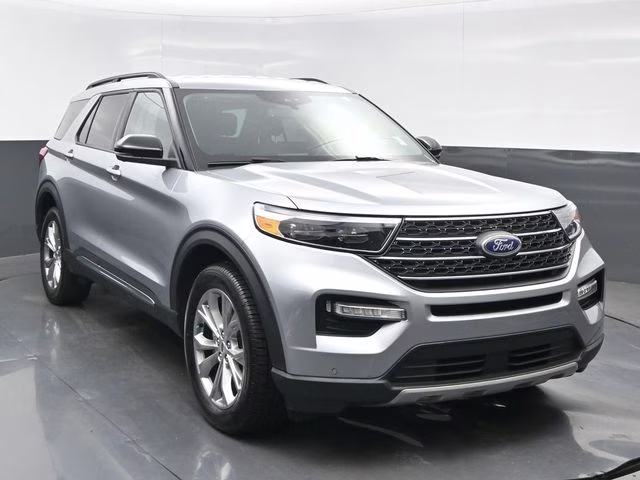 2023 Silver Metallic Ford Explorer XLT 4X4 SUV