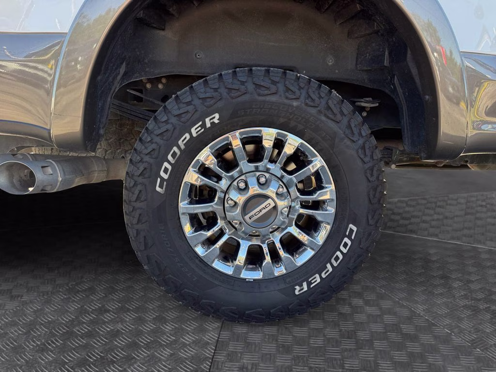 2022 Oxford White Ford Super Duty F-350 SRW Lariat 4X4 Truck