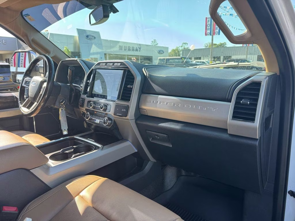 2022 Oxford White Ford Super Duty F-350 SRW Lariat 4X4 Truck