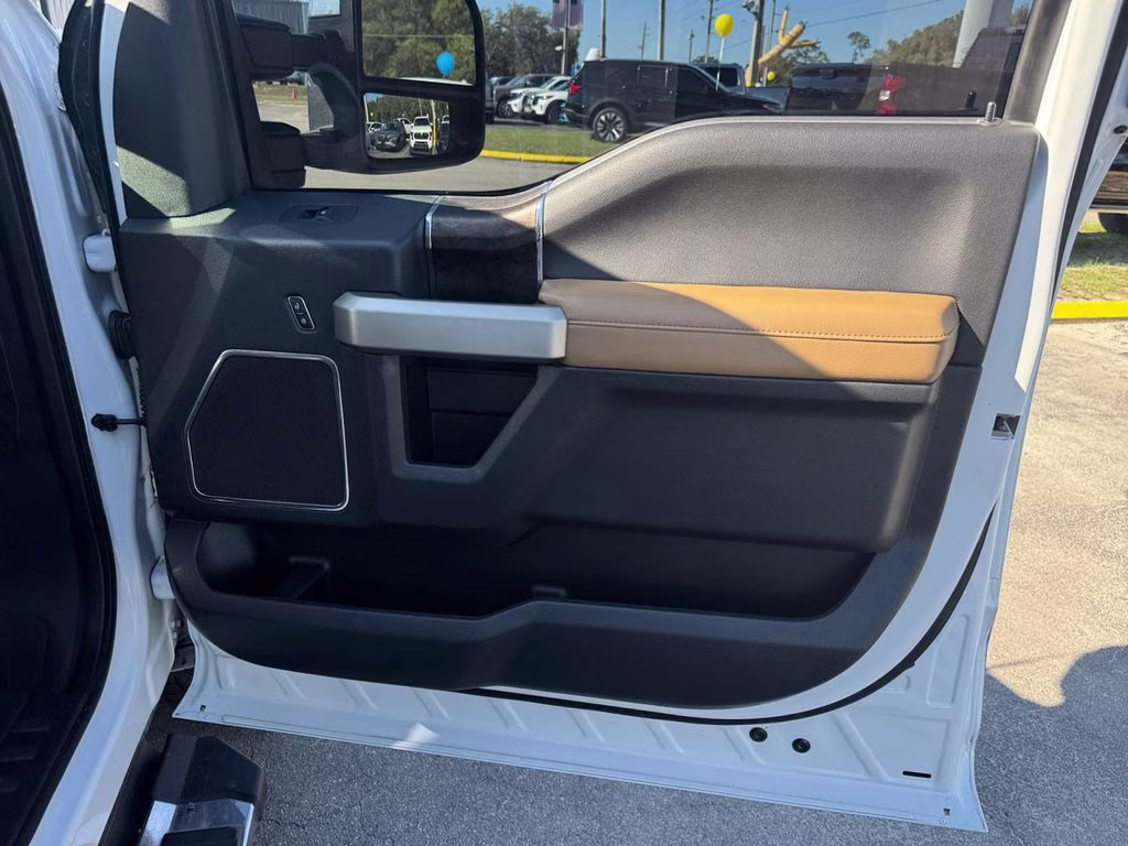 2022 Oxford White Ford Super Duty F-350 SRW Lariat 4X4 Truck
