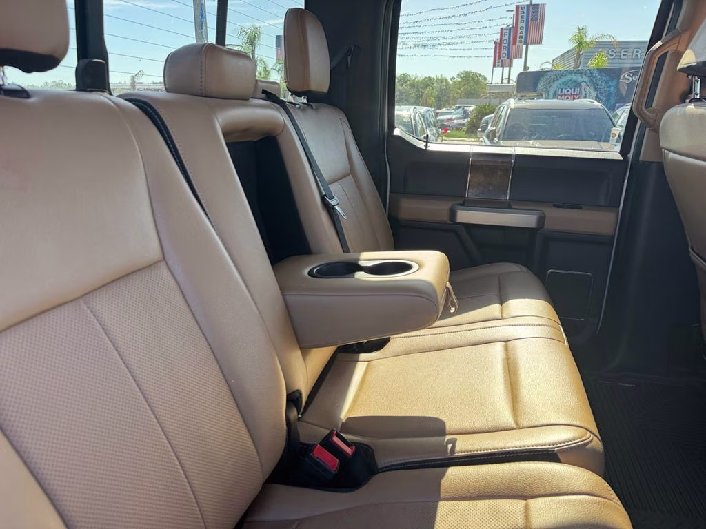 2022 Oxford White Ford Super Duty F-350 SRW Lariat 4X4 Truck