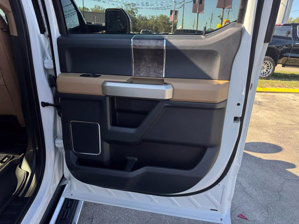 2022 Oxford White Ford Super Duty F-350 SRW Lariat 4X4 Truck