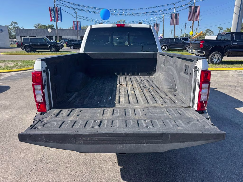 2022 Oxford White Ford Super Duty F-350 SRW Lariat 4X4 Truck