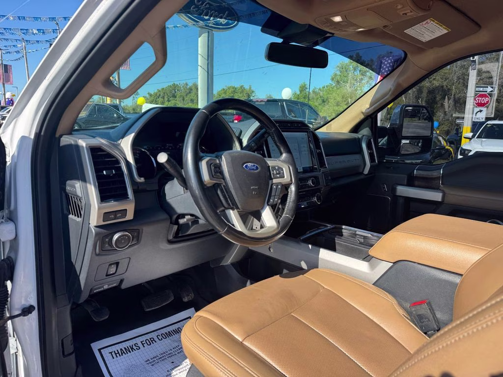 2022 Oxford White Ford Super Duty F-350 SRW Lariat 4X4 Truck