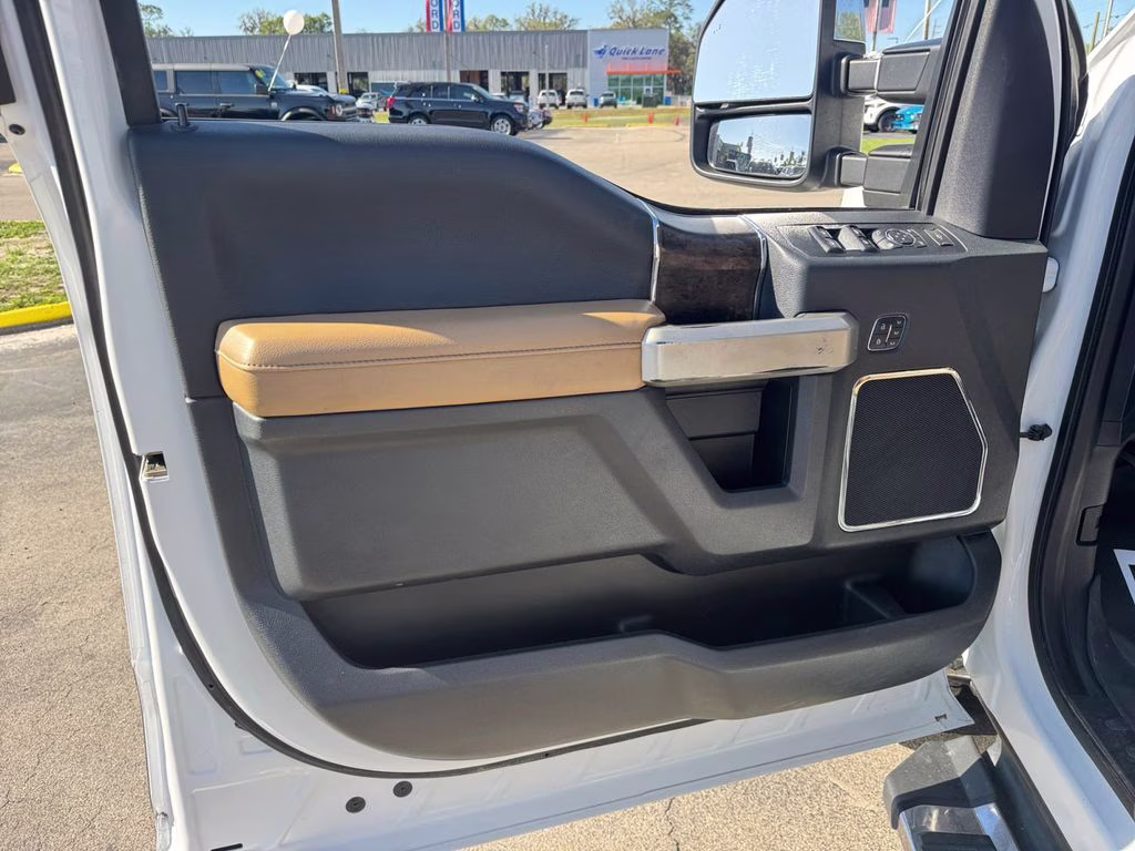 2022 Oxford White Ford Super Duty F-350 SRW Lariat 4X4 Truck