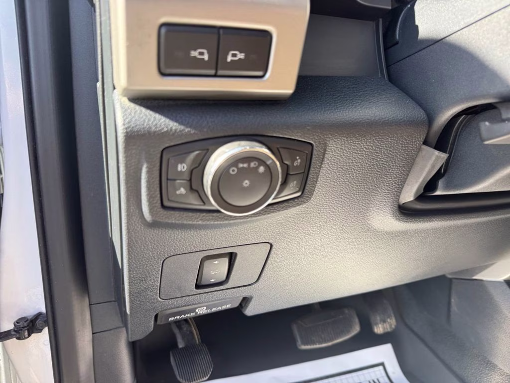 2022 Oxford White Ford Super Duty F-350 SRW Lariat 4X4 Truck