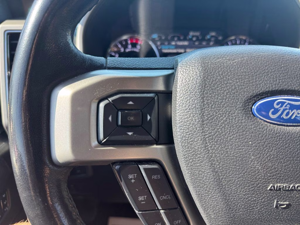 2022 Oxford White Ford Super Duty F-350 SRW Lariat 4X4 Truck