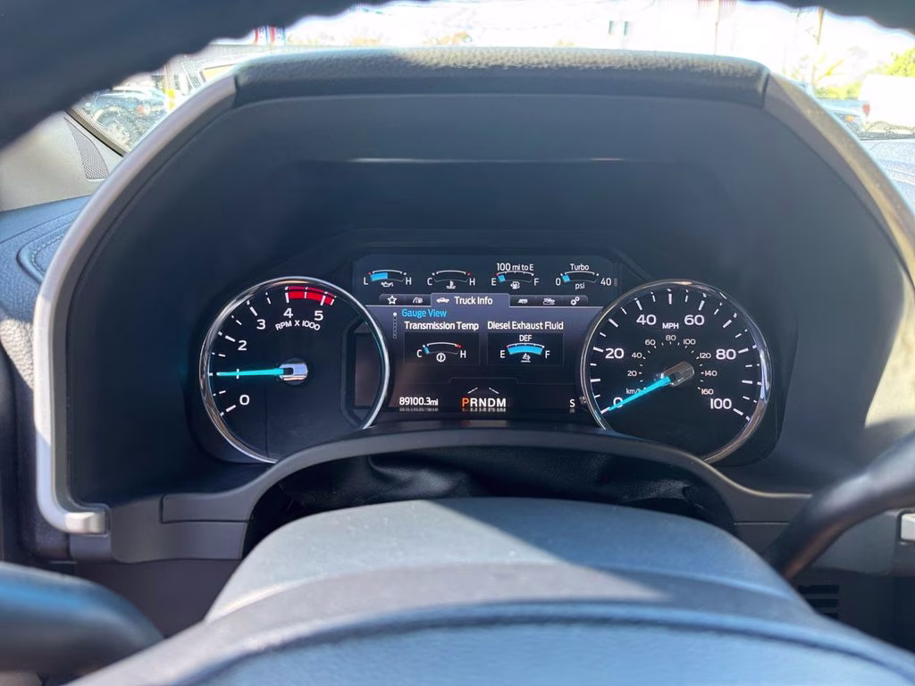 2022 Oxford White Ford Super Duty F-350 SRW Lariat 4X4 Truck