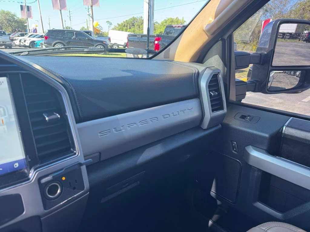 2022 Oxford White Ford Super Duty F-350 SRW Lariat 4X4 Truck