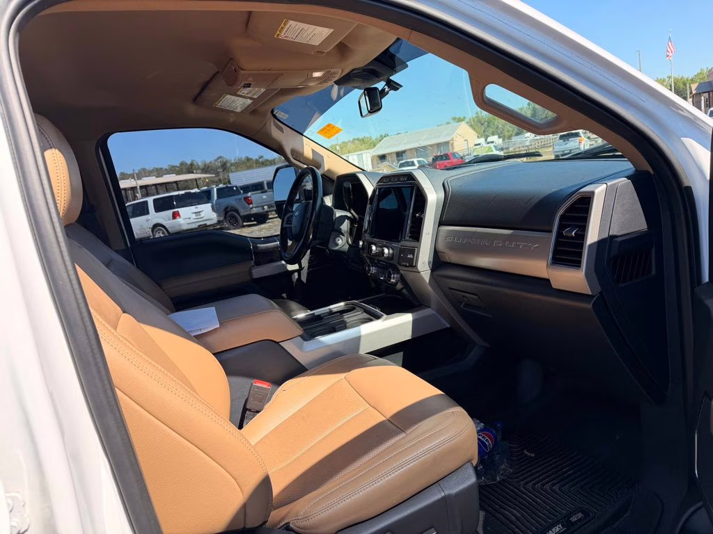 2022 White Ford Super Duty F-350 SRW Lariat 4X4 Truck