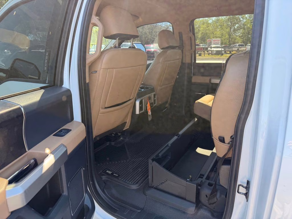 2022 White Ford Super Duty F-350 SRW Lariat 4X4 Truck