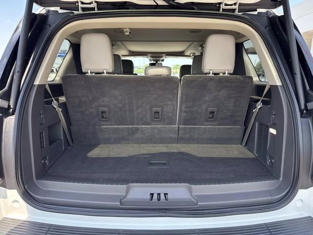 2021 White Metallic Ford Expedition Limited RWD SUV