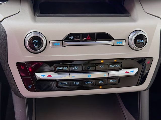2023 White Metallic Ford Explorer XLT RWD SUV