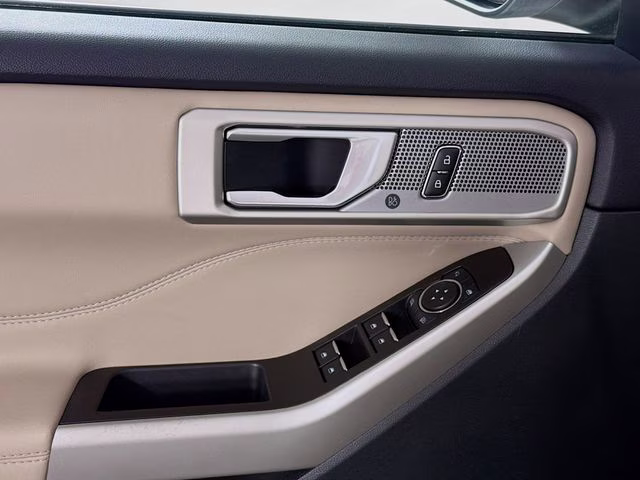 2023 White Metallic Ford Explorer XLT RWD SUV