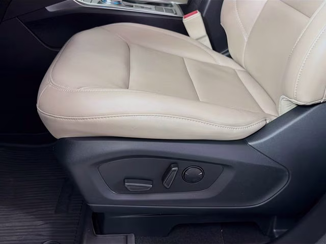 2023 White Metallic Ford Explorer XLT RWD SUV