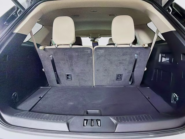 2023 White Metallic Ford Explorer XLT RWD SUV