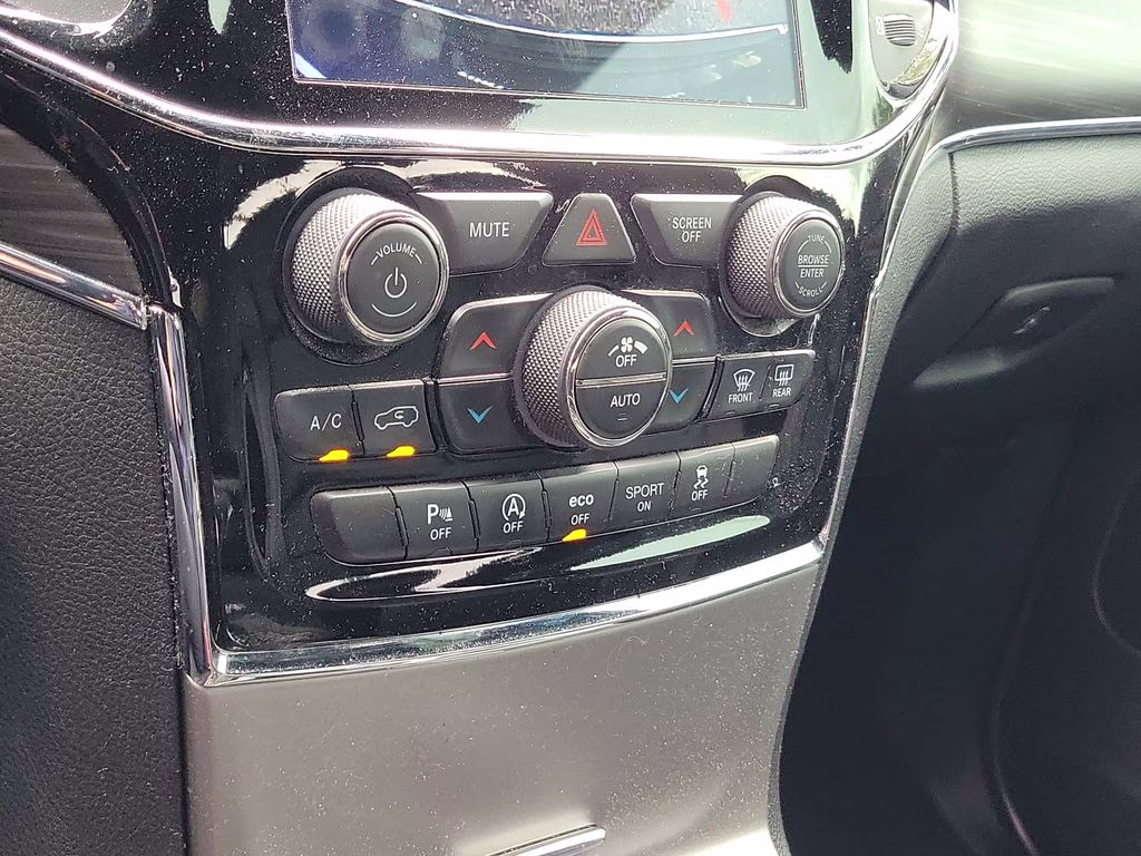 2019 Diamond Black Crystal Pearlcoat Jeep Grand Cherokee Limited 4X4 SUV