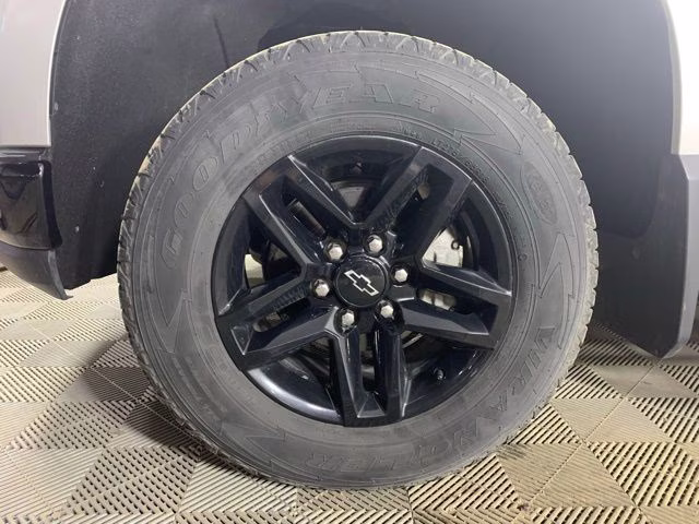 2019 Silver Ice Metallic Chevrolet Silverado 1500 LT Trail Boss 4X4 Truck
