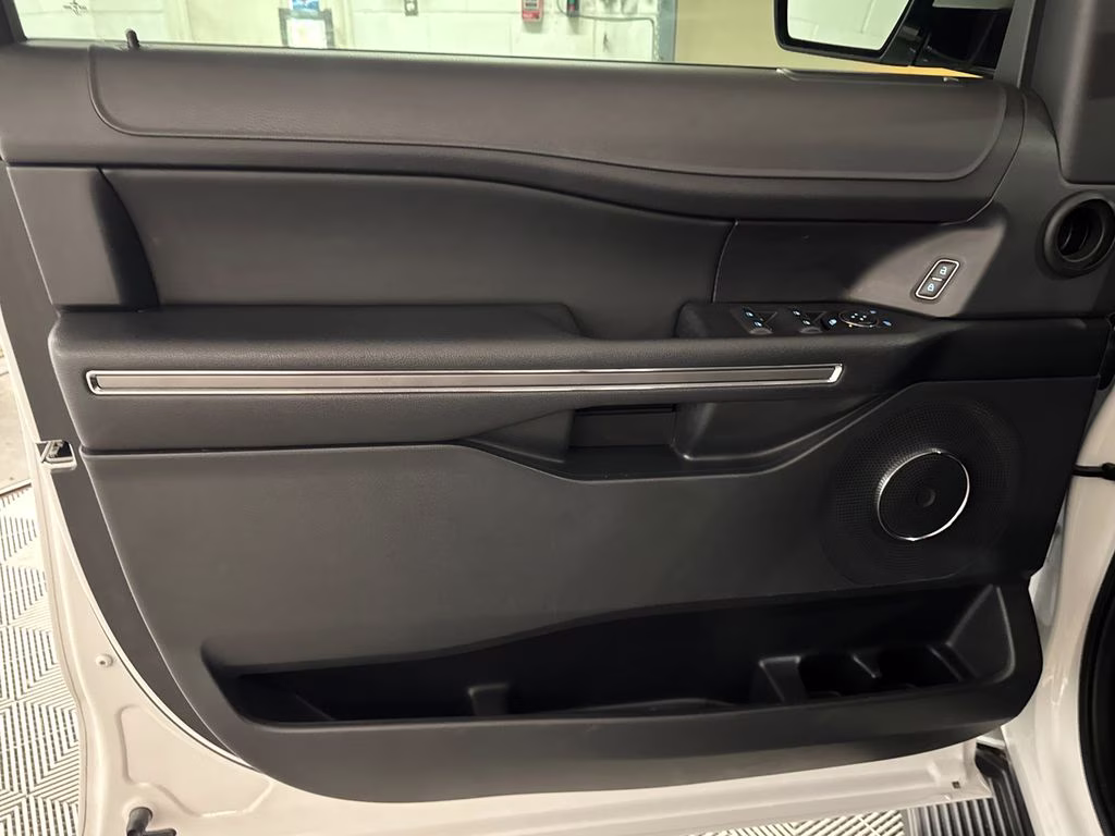 2022 Oxford White Ford Expedition XLT 4X4 SUV