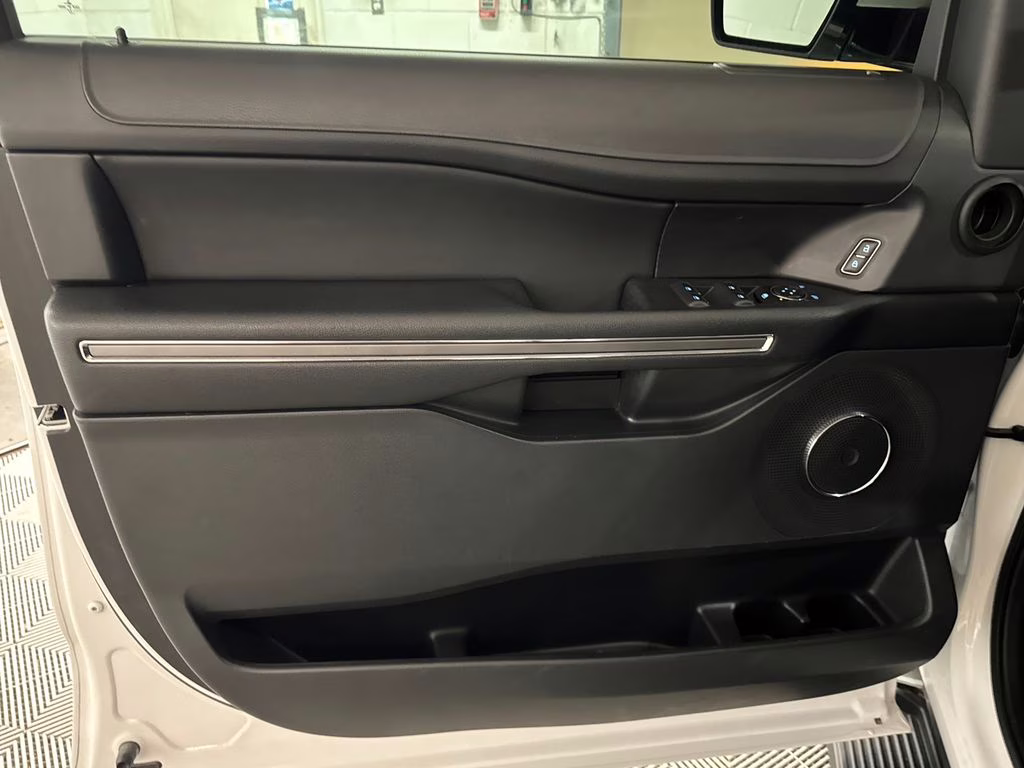2022 Oxford White Ford Expedition XLT 4X4 SUV
