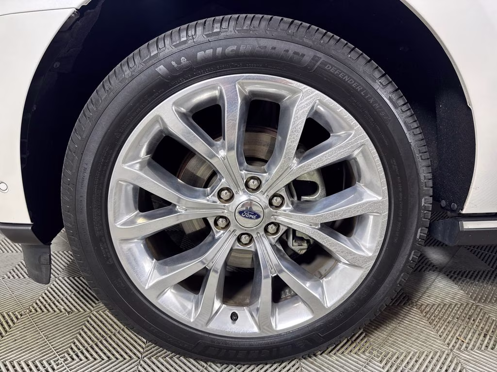 2018 White Platinum Clearcoat Metallic Ford Expedition Limited RWD SUV