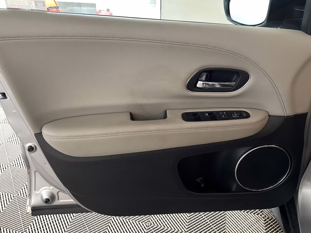 2018 Lunar Silver Metallic Honda HR-V EX-L AWD SUV