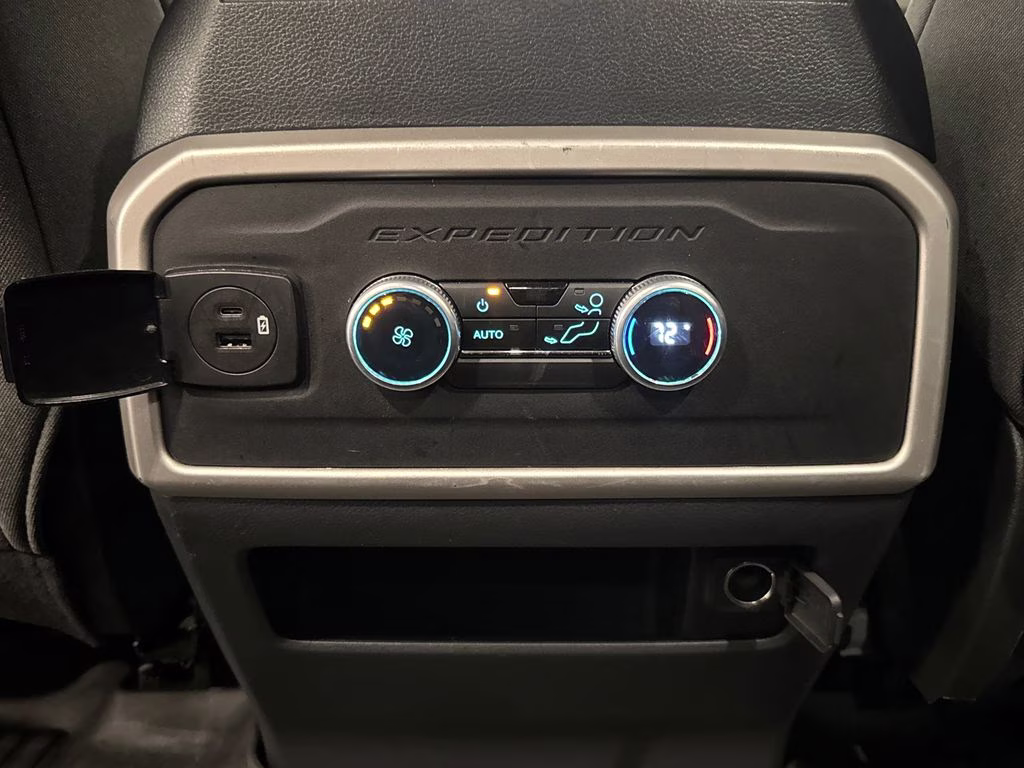 2022 Oxford White Ford Expedition XLT 4X4 SUV