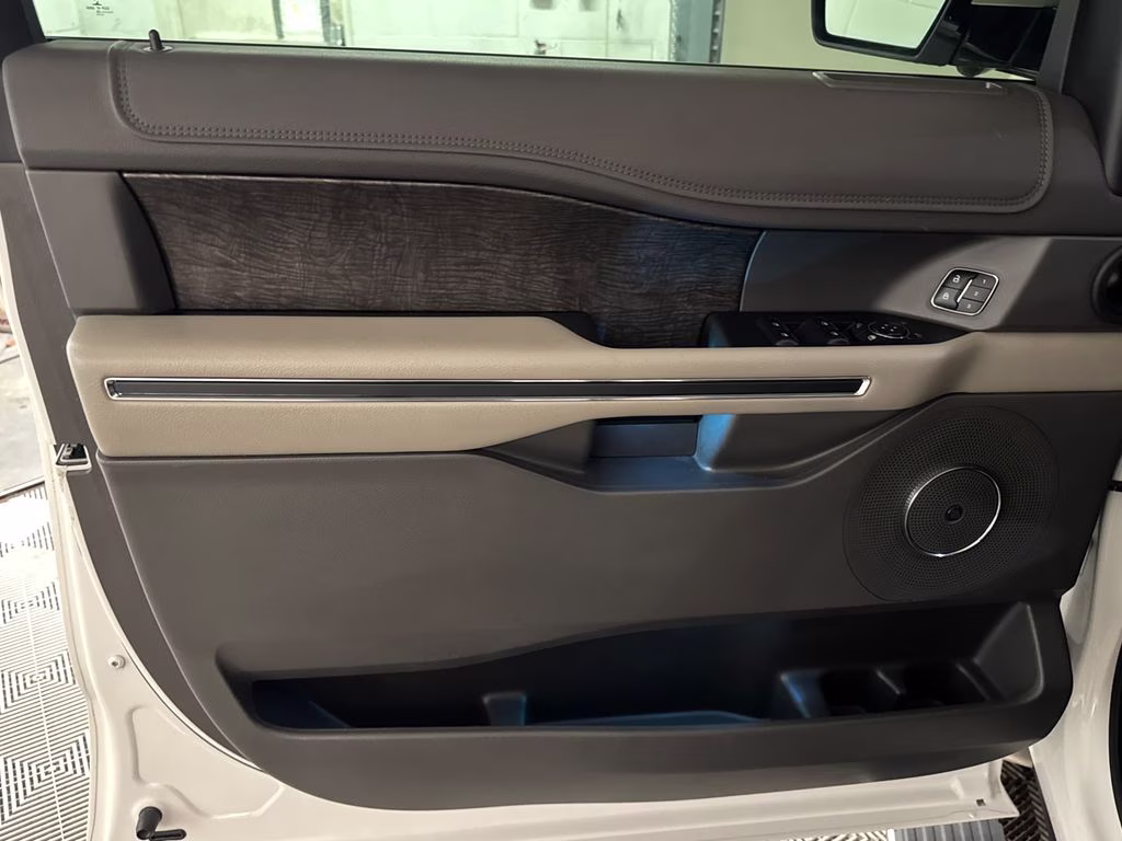 2018 White Platinum Clearcoat Metallic Ford Expedition Limited RWD SUV