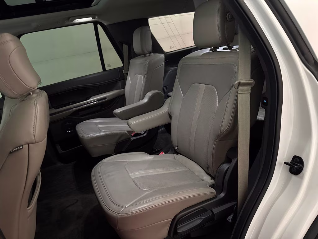 2018 White Platinum Clearcoat Metallic Ford Expedition Limited RWD SUV