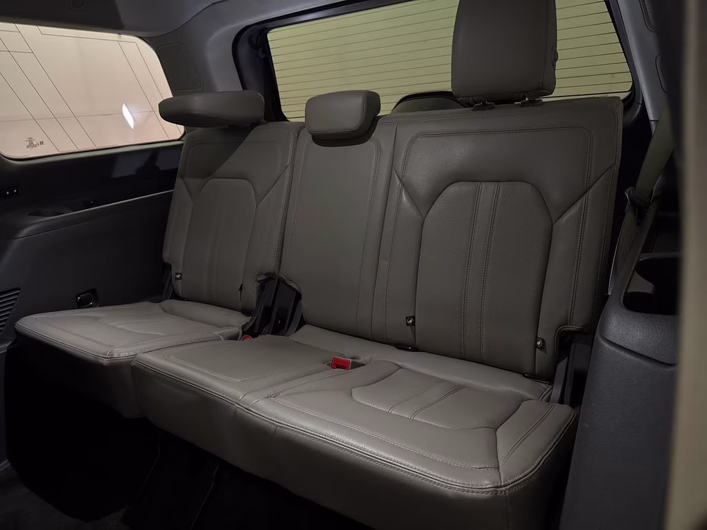2018 White Platinum Clearcoat Metallic Ford Expedition Limited RWD SUV