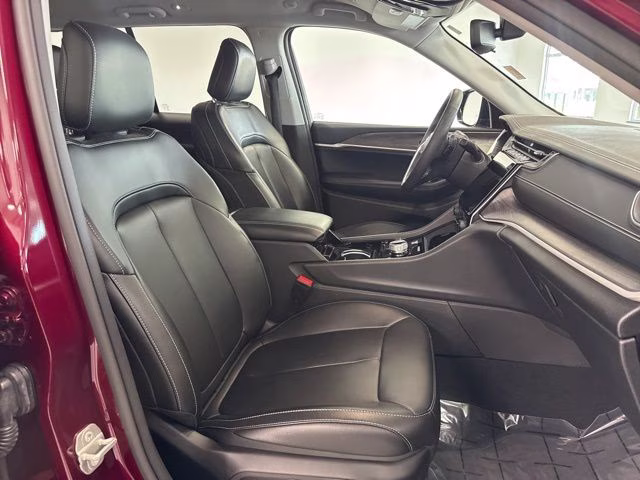 2023 Velvet Red Pearlcoat Jeep Grand Cherokee Limited 4X4 SUV