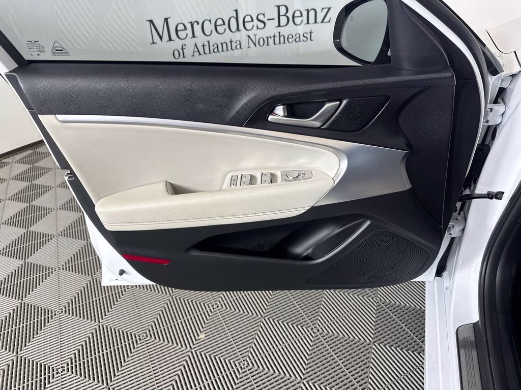 2025 Alta White Genesis G70 2.5T RWD Sedan