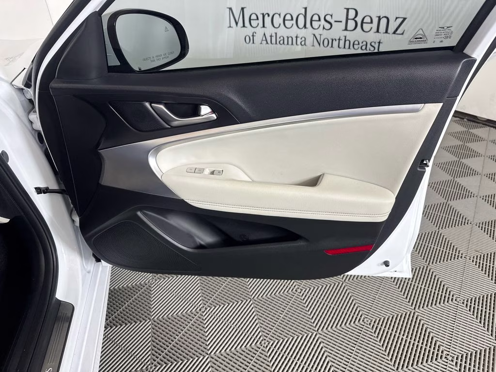 2025 Alta White Genesis G70 2.5T RWD Sedan