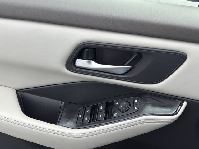 2025 Everest White Pearl Nissan Rogue SV FWD SUV
