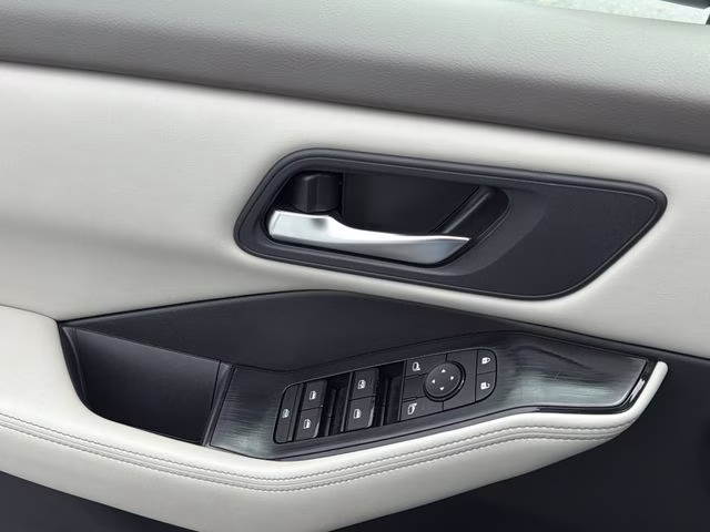 2025 Everest White Pearl Nissan Rogue SV FWD SUV