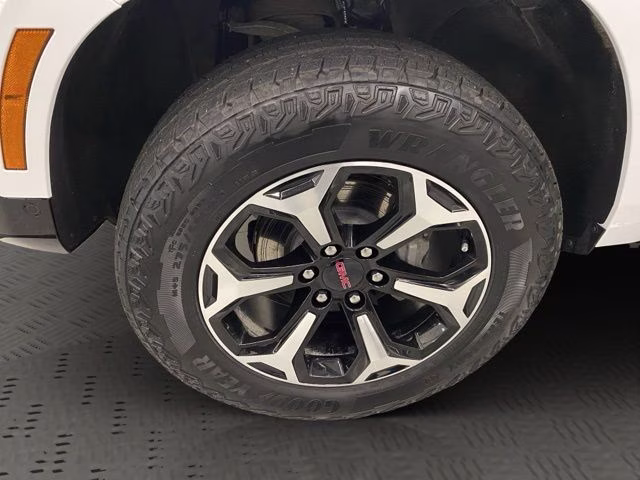 2025 Summit White GMC Yukon AT4 4X4 SUV