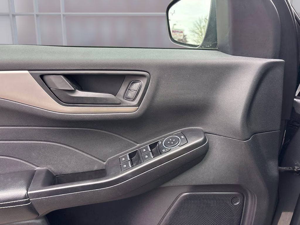 2022 Gray Metallic Ford Escape Hybrid SE FWD SUV