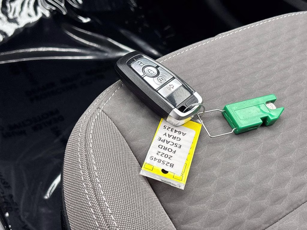 2022 Gray Metallic Ford Escape Hybrid SE FWD SUV