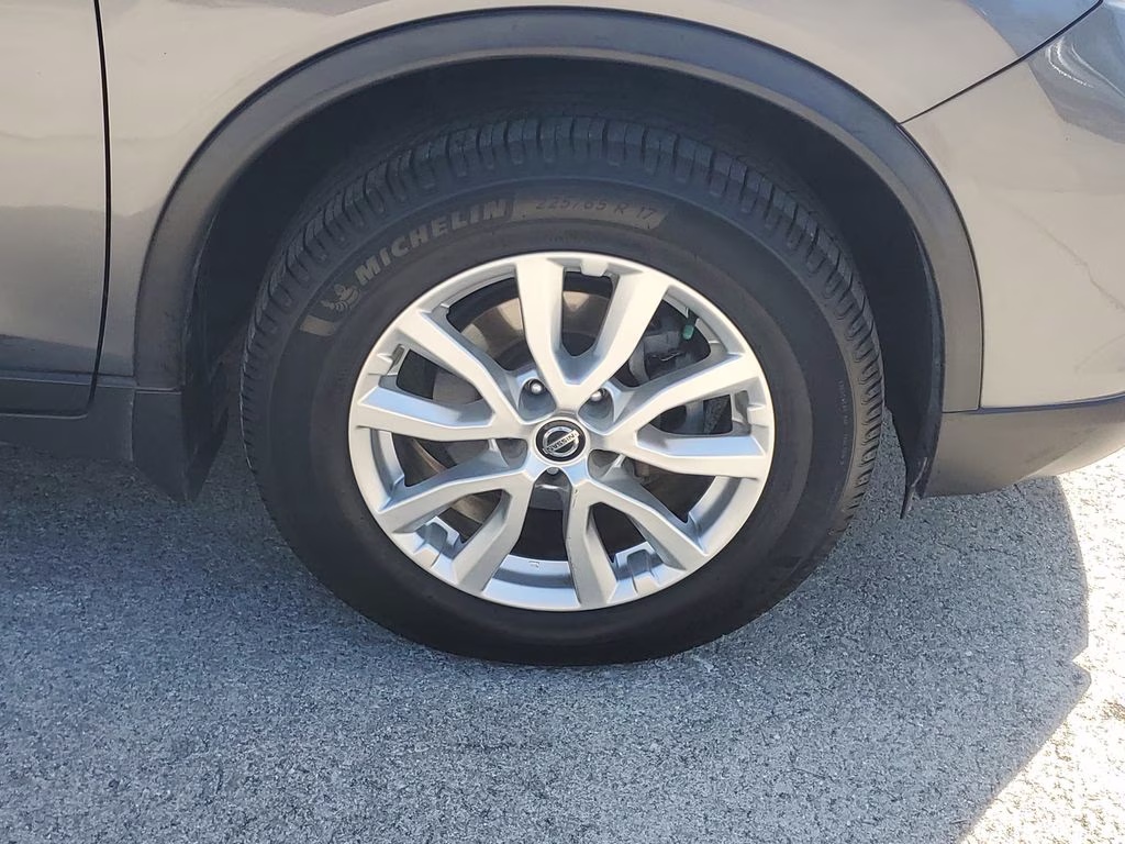 2020 Gun Metallic Nissan Rogue SV FWD SUV